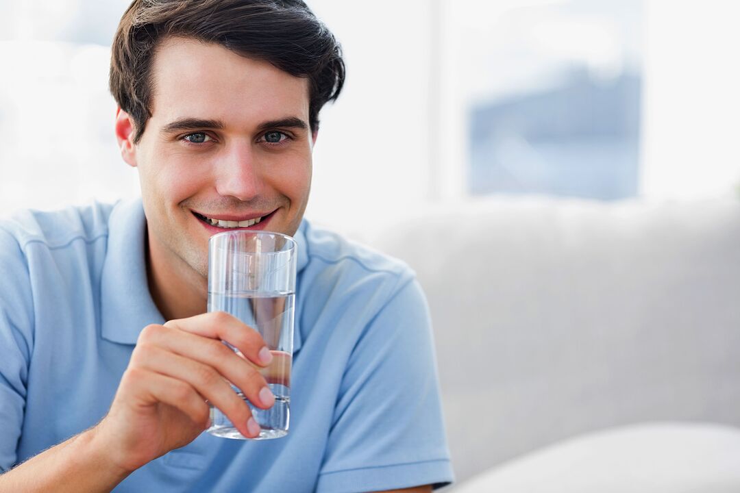 Neem Ocuvit-capsules in met schoon water